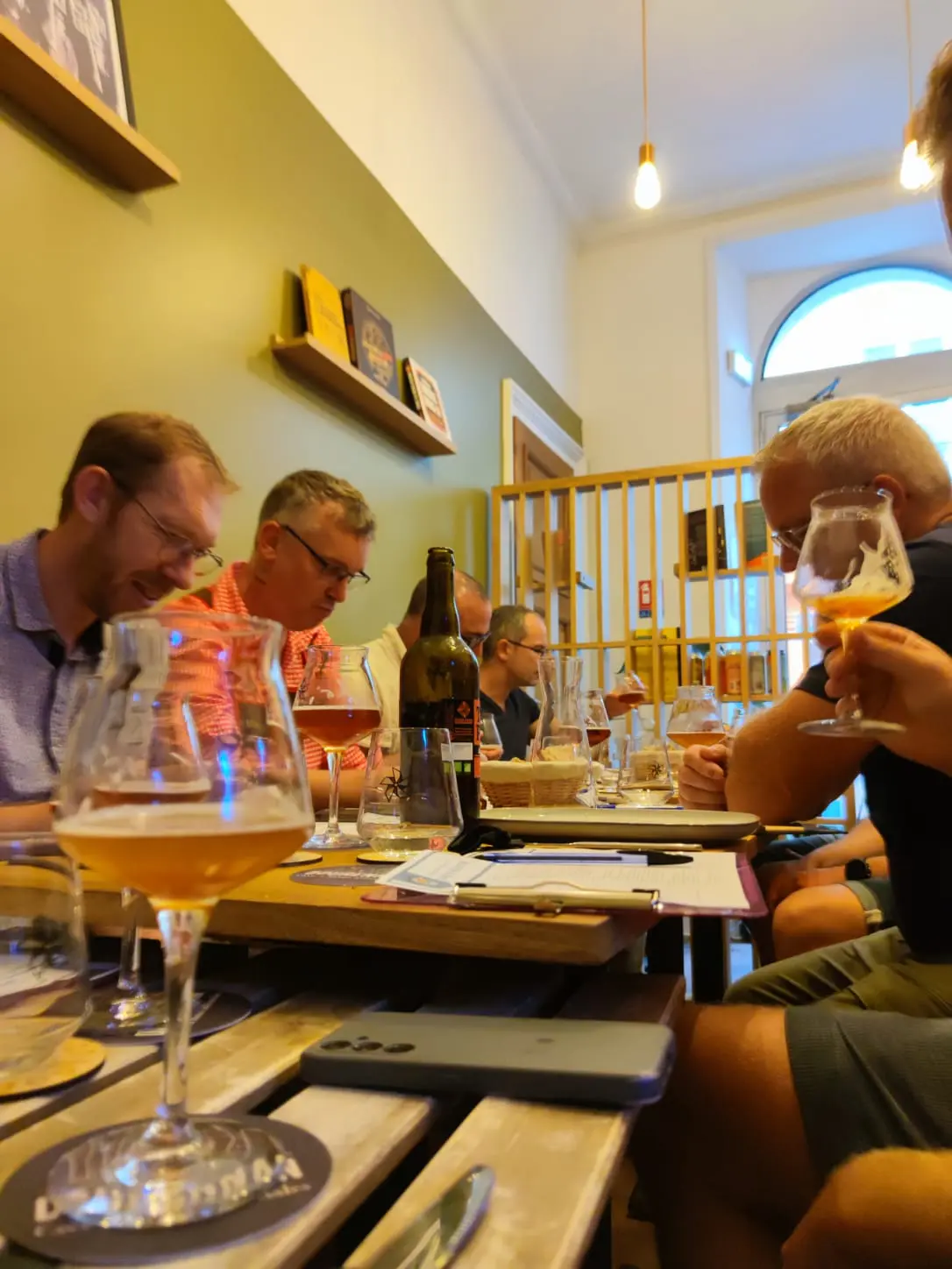 Personnes dégustant de la bière autour d'une table